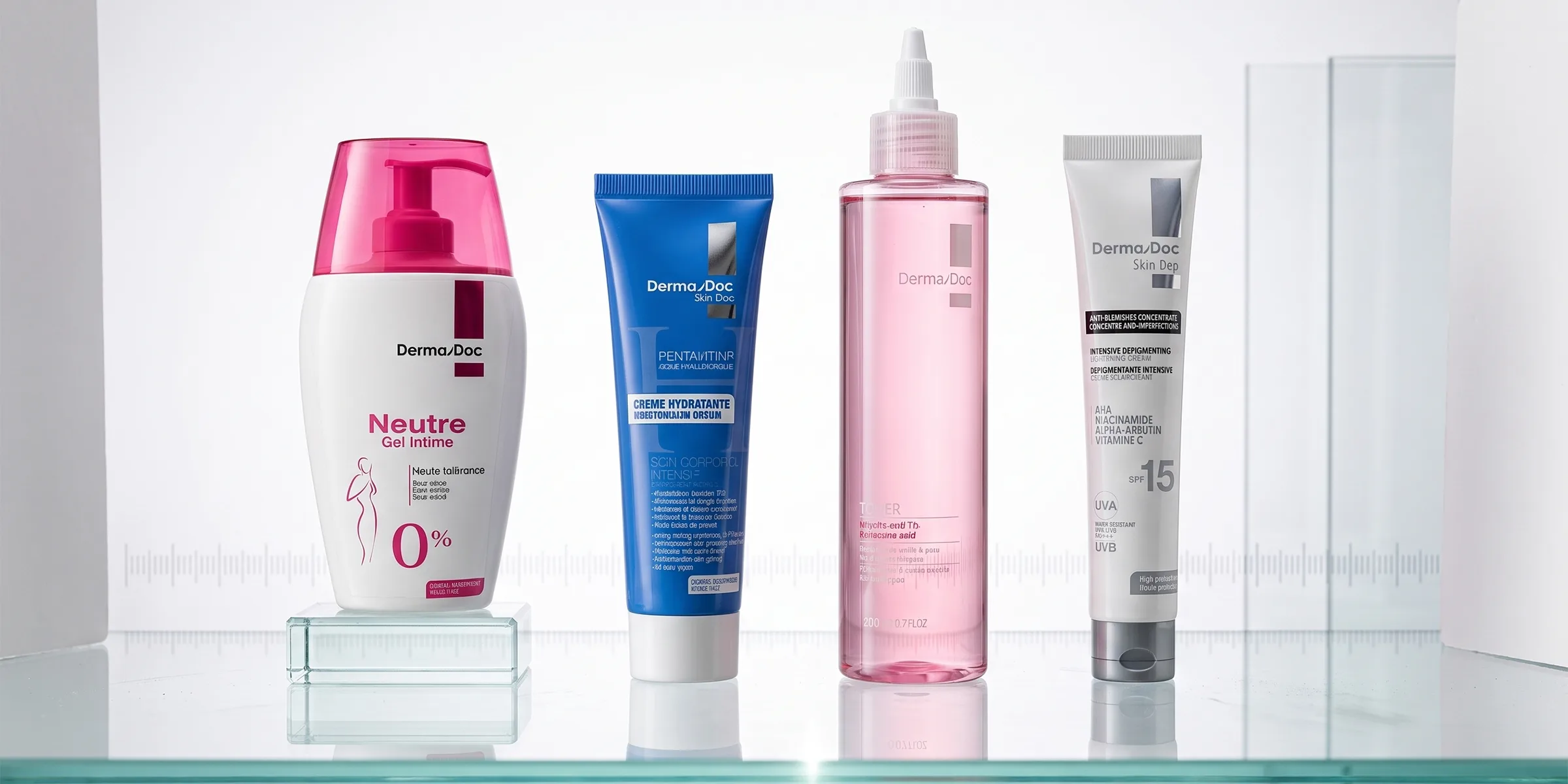 La gamme DermaDoc alignée sur une étagère de verre en atelier de formulation.